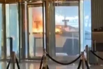 Drama ispred Trampovog hotela: Eksplodirao Teslin kamionet Drama ispred Trampovog hotela: Eksplodirao Teslin kamionet