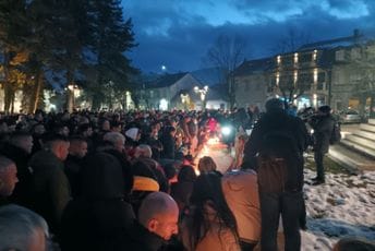 (FOTO/VIDEO) Cetinje odaje počast nastradalima u masakru: Građani u tišini pale svijeće