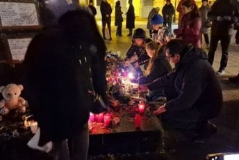 Novi Sad: Građani pale svijeće za žrtve tragedije na Cetinju