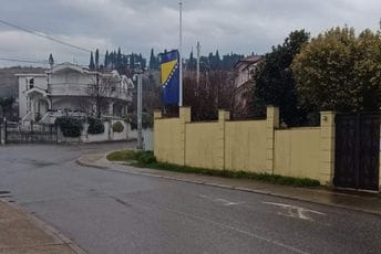 Solidarnost sa žrtvama masakra na Cetinju: Ambasada BiH u Podgorici spustila zastave na pola koplja