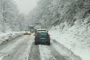 BiH: Obilne sniježne padavine izazvale probleme na više putnih pravaca