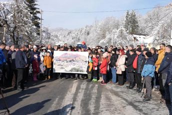 Mještani Lozne blokirali put Bijelo Polje – Berane: Država da raskine ugovor za kamenolom