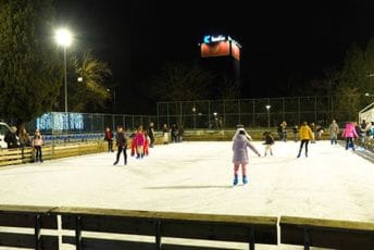 Pogledajte kako je večeras na jednom od podgoričkih klizališta (FOTO)