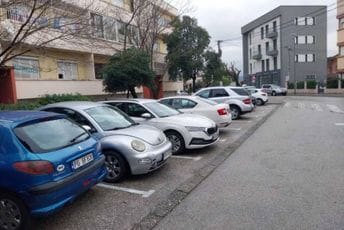 Nezadovoljni stanari zgrade u Ulici četvrte proleterske u Podgorici: Sad samo mogu da gledaju u svoj parking