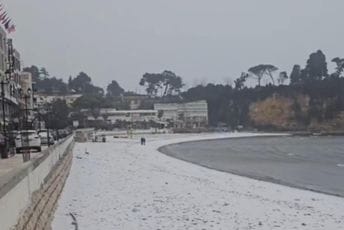 (FOTO/VIDEO) Snijeg na obali mora: Pogledajte kako danas izgleda Ulcinj