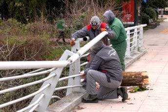 Podgorica: Radnici Agencije za stanovanje i Zelenila saniraju štetu na mostu Braće Zlatičanin