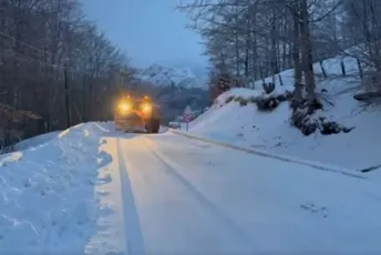 Nepogode stvorile niz problema u Albaniji: Snijeg paralisao djelove države, poplave na jugu