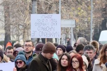 Haos na blokadi u Beogradu: Šest studenata u urgentnom, napadnuti flašama, djevojka gurnuta niz stepenice...