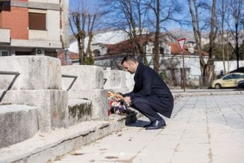 Spajić zapalio svijeću ispred spomenika Lovćenska vila: Moramo vratiti osjećaj sigurnosti građanima Cetinja