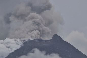 Indonezija: Eruptirao vulkan Ibu, u toku evakuacija 3.000 ljudi