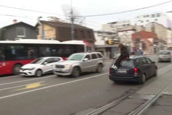 Užasne scene u Beogradu: Studentkinja povrijeđena nakon što je auto udario i nosio na krovu (VIDEO)