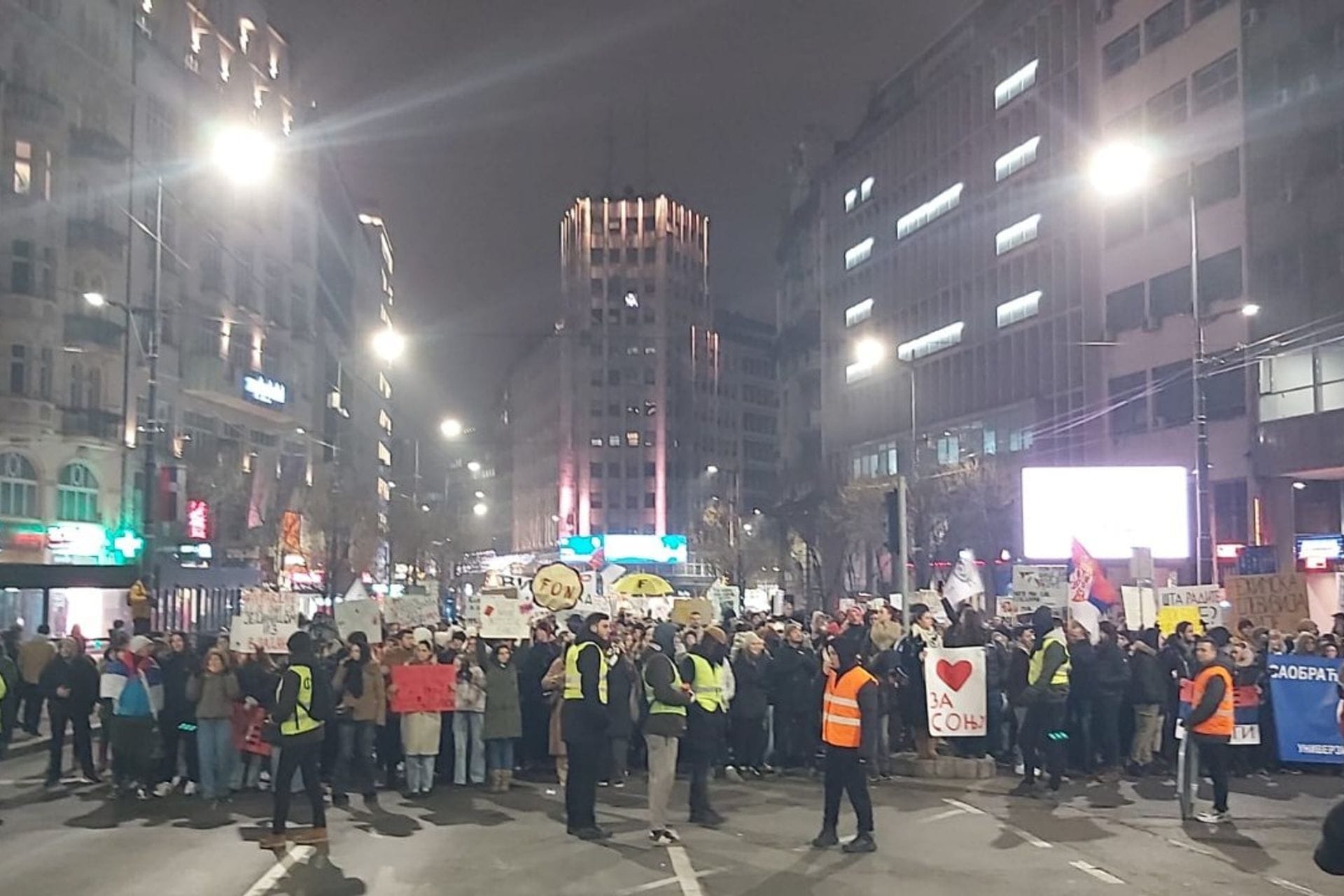 Fotografija 1: "Izgradite zatvore, ne možete svi da stanete": Studenti u Beogradu večeras protestuju ispred RTS-a