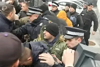 (VIDEO) Haotično u Bijeljini: Građani se sukobili s policijom, spriječen ulazak u Tužilaštvo