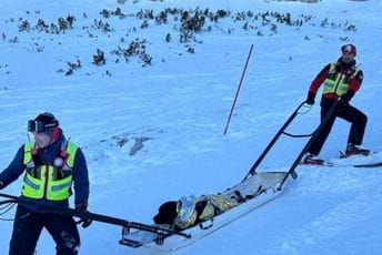 (FOTO) Neobična spasilčka akcija na Durmitoru: Pas pao sa stijene, pripadnici Gorske službe ga transportovali i predali vlasniku