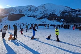 (FOTO) Pogledajte kako je danas na durmitorskom skijalištu: Veliki broj ljubitelja zimskih sportova na Savinom kuku