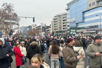 Studenti i đaci danas izašli na ulice: Protesti u šest gradova, ispred Ministarstva prosvjete „Školski čas u zadnji čas“