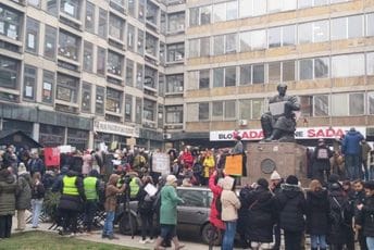 (VIDEO/FOTO) "U vrijeme studenata biće svaka riječ ubojita": Počeo protest prosvjetara i studenata u Beogradu