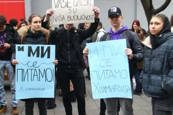 Beograd: Čovjek sa motkom iskočio kroz prozor stana, krenuo na đake, prijetio nožem (VIDEO)