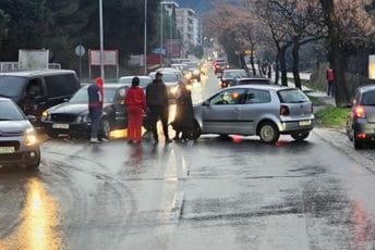 Sudar dva auta u Baru, pričinjena materijalna šteta