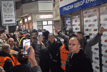 (VIDEO) Kraljevo: Sukob demonstranata i pristalica SNS, prostorije naprednjaka gađali jajima