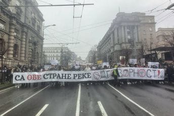 (VIDEO) Srbija: Veliki broj građana na protestnim šetnjama u Beogradu i Novom Sadu