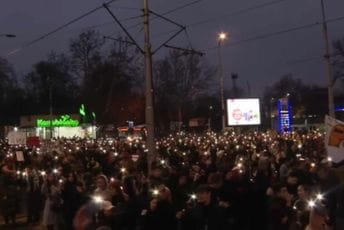 Generalni štrajk u Srbiji nastavljen i tokom večeri: Veliki broj građana na ulicama, Vučić okupio pristalice u Jagodini