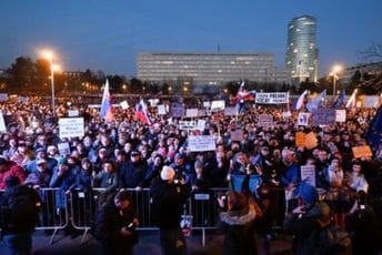 Desetine hiljada Slovaka protestuje protiv proruske politike Fica