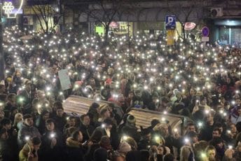 Studenti i građani ispred RTS-a, dio zaposlenih im se pridružio