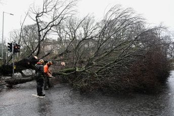 Nevrijeme poharalo Veliku Britaniju i Irsku: Snijeg, led, rekordne brzine vjetra i milioni bez struje