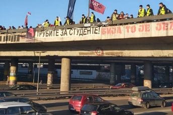 (VIDEO) Beograd: Blokada Autokomande ušla u posljednjih pola sata, noć protekla mirno, vozači sirenama pozdravljaju studente