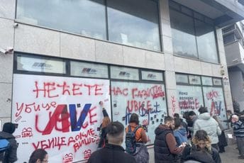 (VIDEO) Novosadski studenti išarali prostorije Srpske napredne stranke