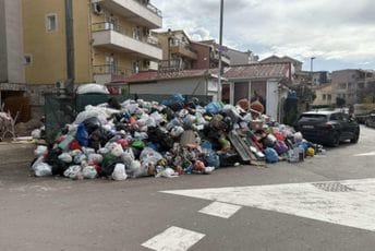 Ružne slike sa crnogorskog primorja: Budva zatrpana smećem