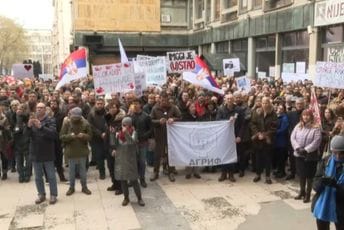 (VIDEO) Beograd: Na platou ispred Filozofskog fakulteta u toku skup „Pobunjenog univerziteta“