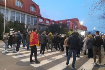 (FOTO) Počeo studenstski protest u Podgorici: Saobraćaj blokiran kod Pravnog fakulteta