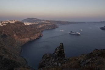 Tlo u Santoriniju ne miruje: Stanovnici i turisti napuštaju ostrvo