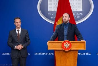 Nikolić: Mandić je uplašeni očajnik; Mugoša: Privatizovao je Skupštinu