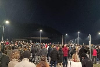 (FOTO) Građani blokirali kružni tok na Cetinju: 23 minuta ćutnje u znak počasti žrtvama masakra i podrške studentskoj borbi