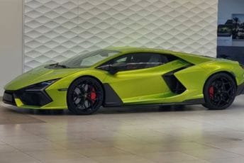 (FOTO) Krenuo da isporuči Lamborghini kupcu, pa ga usput slupao