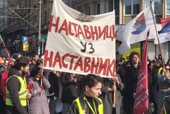 (FOTO/VIDEO) Protesti u Beogradu: Studenti i građani ispred Ministarstva porosvjete