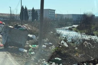 (FOTO) Puni kontejneri uz obalu Sitnice u naselju Beri