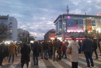 (FOTO/VIDEO) Završena je još jedna blokada u Podgorici: U toku je šetnja Bulevarom