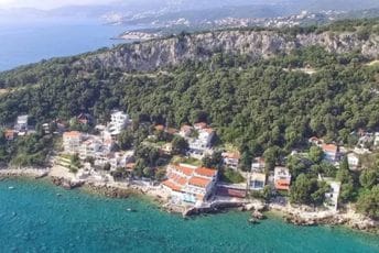 Ulcinj: U Kručama erozija puta, mještani ukazuju na rizik po bezbjednost, navode i da su “žedni pored vode“