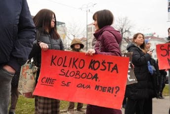 (FOTO) Protesti ispred Parlamenta BiH: Studenti dižu glas protiv neodgovornosti, nerada i korupcije