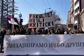 Beograd: Protestna šetnja pozorišnih umjetnika 'Putujuće pozorište'