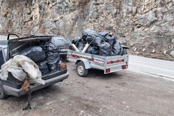 (FOTO/VIDEO) Od Žabljaka do mosta na Đurđevića Tari očišćen putni pojas: Zaposleni u NP Durmitor prikolicama odvozili smeće