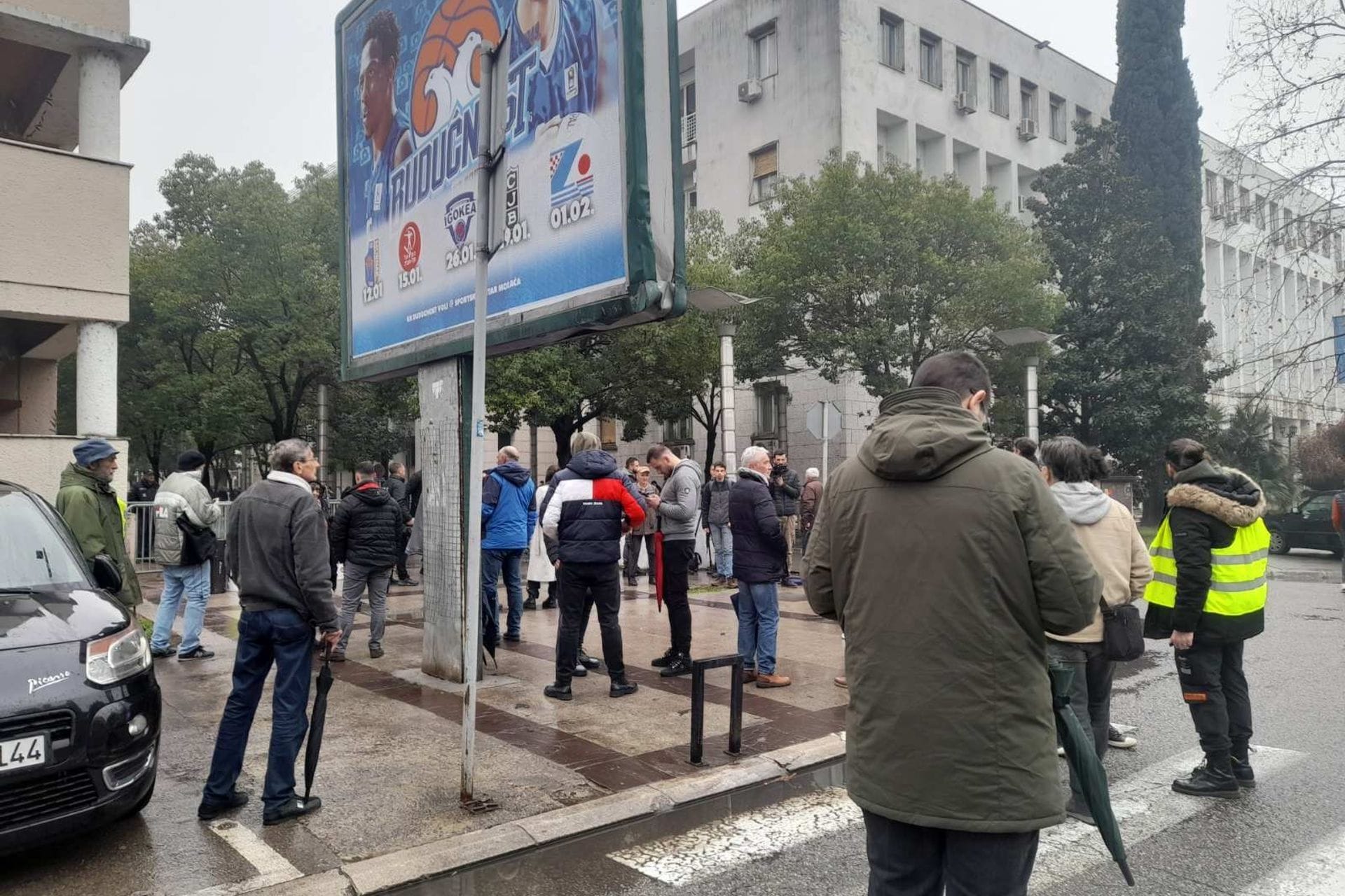 Fotografija 6: (FOTO/VIDEO) Nakon šest i po sati okončana blokada kod Vlade: Okupljeni opet zatražili ostavke