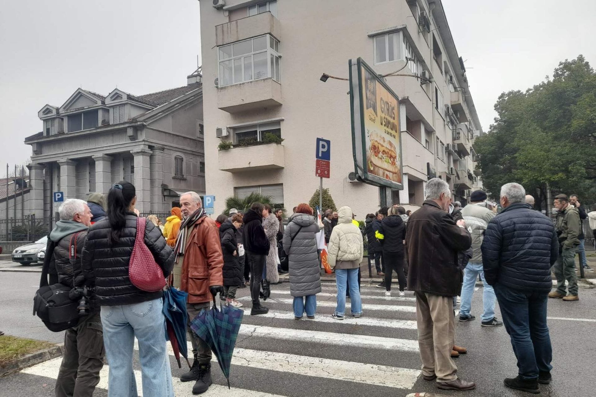 Fotografija 4: (FOTO/VIDEO) Nakon šest i po sati okončana blokada kod Vlade: Okupljeni opet zatražili ostavke