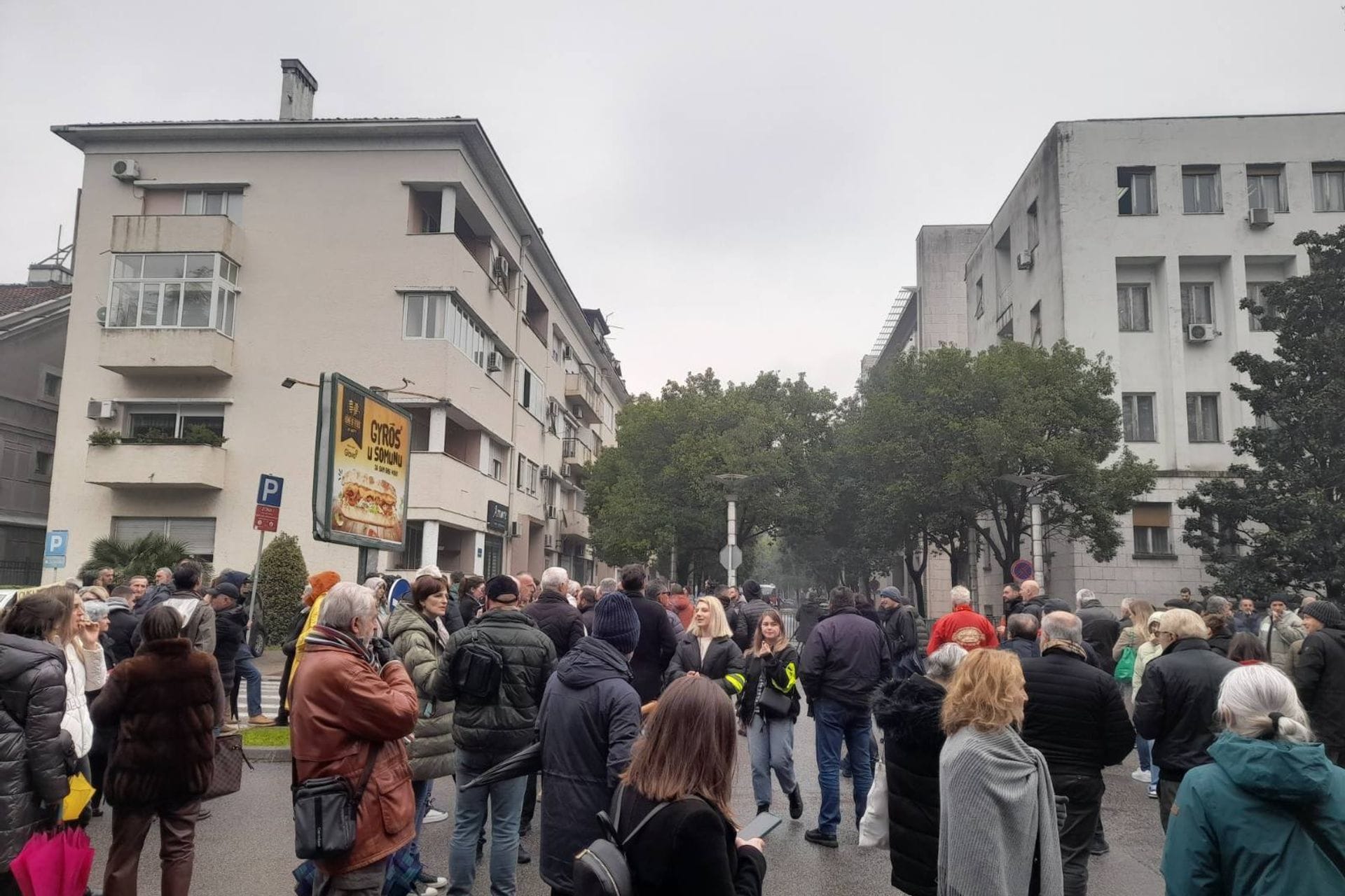 Fotografija 5: (FOTO/VIDEO) Nakon šest i po sati okončana blokada kod Vlade: Okupljeni opet zatražili ostavke