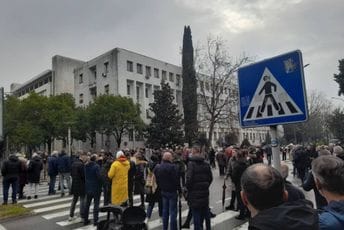 (FOTO/VIDEO) Nakon šest i po sati okončana blokada kod Vlade: Okupljeni opet zatražili ostavke