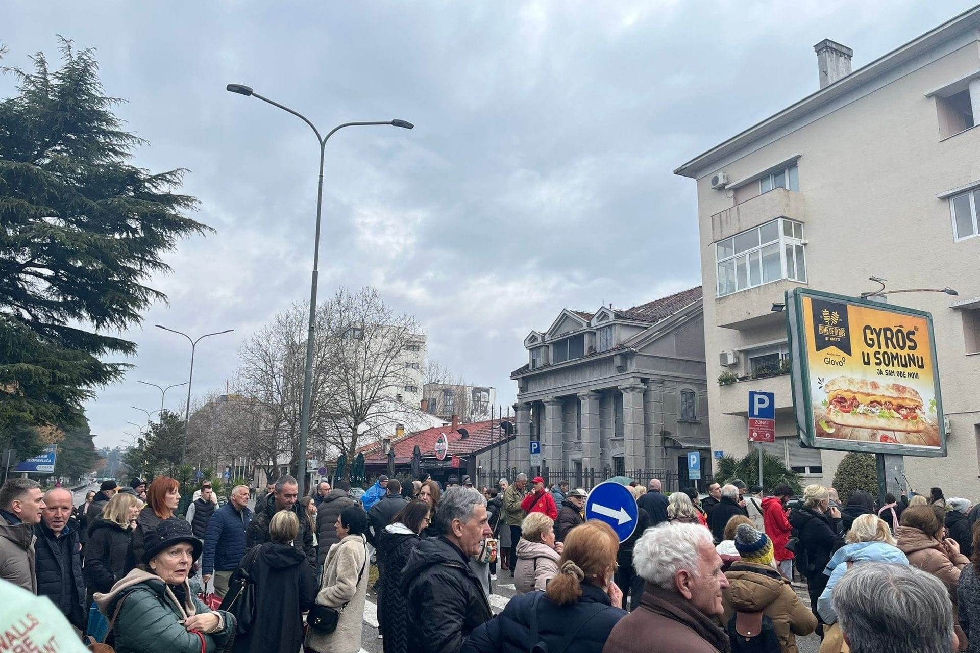 Fotografija 1: (FOTO/VIDEO) Nakon šest i po sati okončana blokada kod Vlade: Okupljeni opet zatražili ostavke